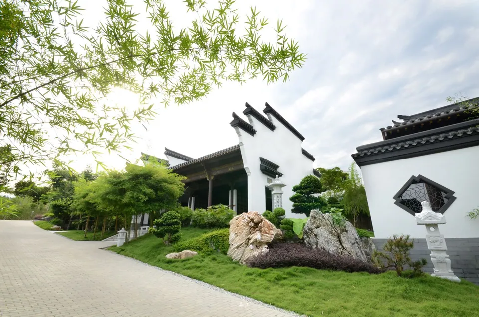 士毛月富贵山庄东方别墅照片：白墙黑瓦的徽派建筑与松树